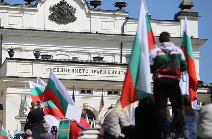 Как Възраждане резервира за митинги пл. Народно събрание за месец напред