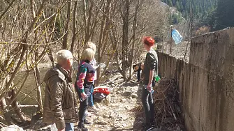 Бягащи от войната украинци организираха пролетно почистване в родопско село 