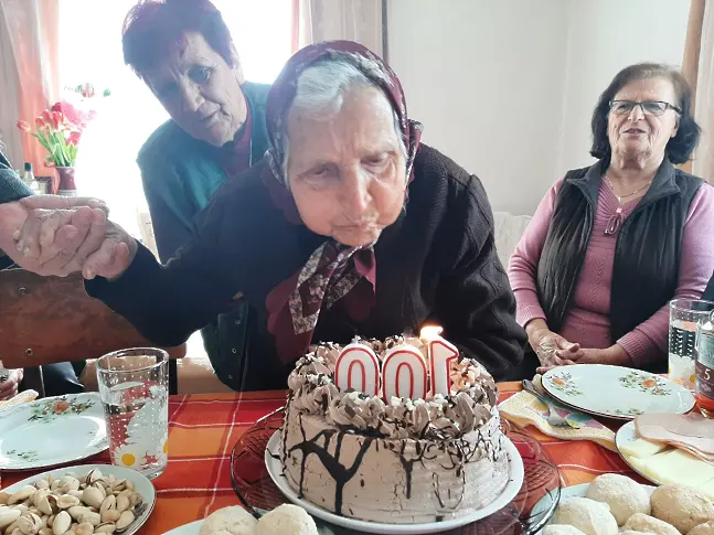 Баба празнува 100 – годишнина с 2 дъщери и 6 внука