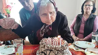 Баба празнува 100 – годишнина с 2 дъщери и 6 внука