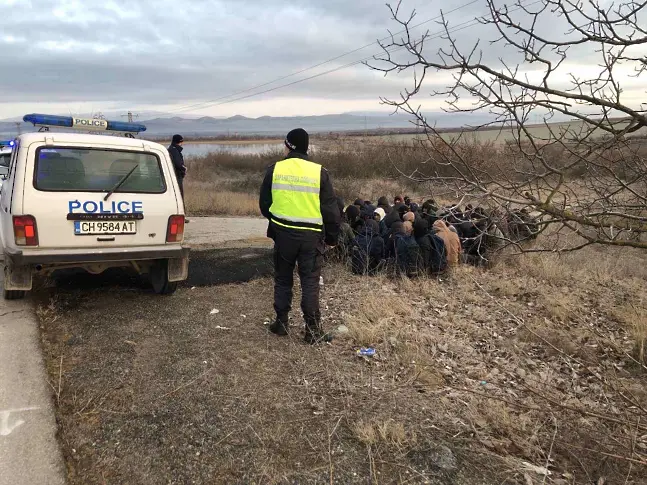 Бус с над 30 мигранти катастрофира край Нова Загора