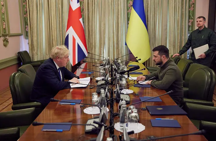 Джонсън представи в Киев пакет от помощ за Украйна