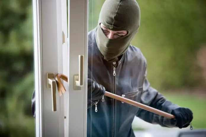 Полицията издирва крадец, влязъл с взлом в къща в с. Замфирово