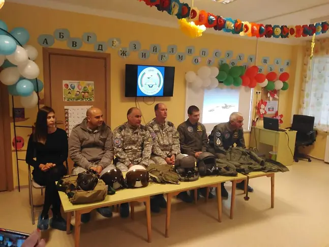 ДГ "Юнско въстание" приветства 12-та Авиационна база за професионалния празник на авиацията /СНИМКИ/