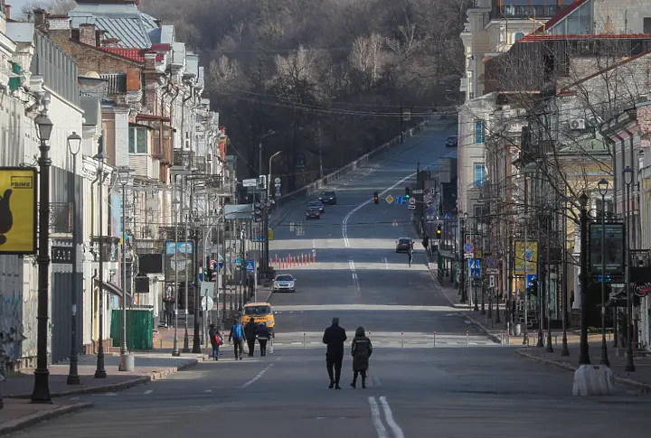 Киев готов за преговори, трескава евакуация от Източна Украйна, полицейски час в Одеса