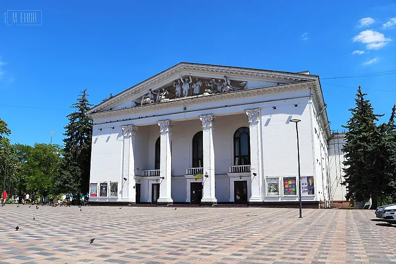 Театърът в Мариупол - Преди