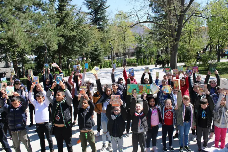 Флашмоб „Остави всичко и чети“ събра 120 деца  във  Враца