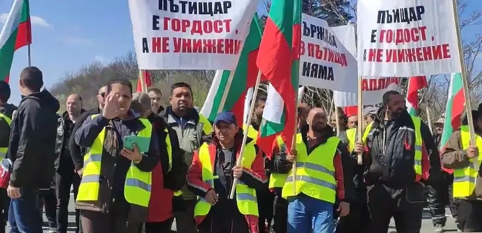 Десетки протестиращи затвориха АМ „Варна” край Варна