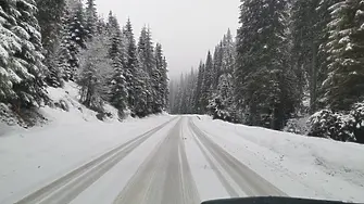 Сняг по високите части на Смолянско, снегорини теглиха закъсал камион на „Превала“ 