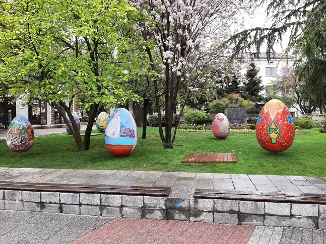 Великденски яйца за поредна година украсиха зелените площи пред община Пловдив