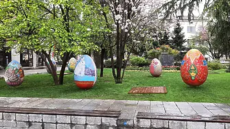 Великденски яйца за поредна година украсиха зелените площи пред община Пловдив