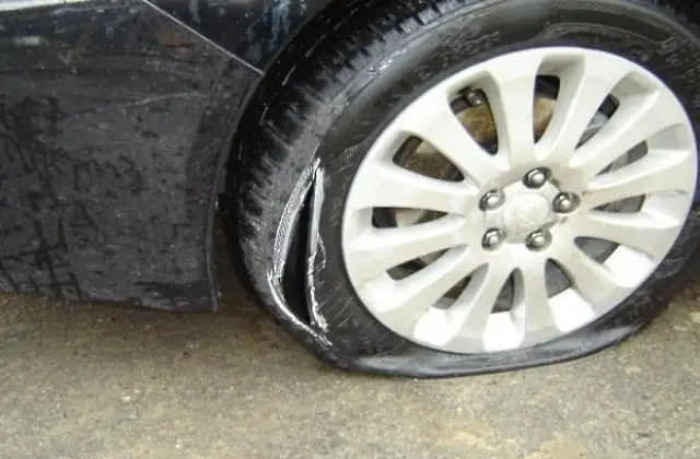 Срязаха  и 4-те гуми на автомобил 