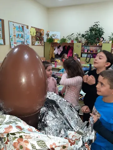 Момиченце зарадва първолаци с еднометрово шоколадово яйце