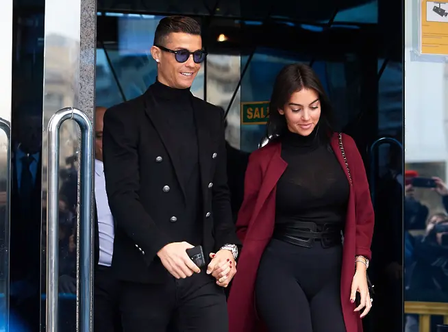 Кристиано Роналдо си тръгва с Джорджина Родригес от съдебно заседание за укриване на данъци през 2019 г. в Мадрид, Испания