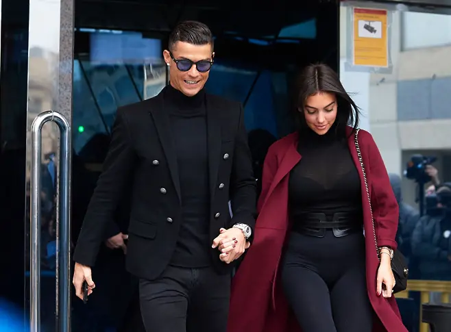 Кристиано Роналдо си тръгва с Джорджина Родригес от съдебно заседание за укриване на данъци през 2019 г. в Мадрид, Испания