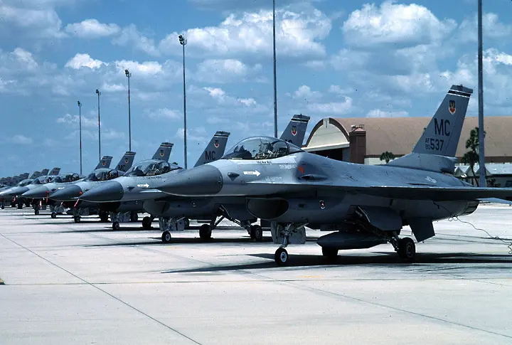 САЩ отлагат доставките на F-16 за България 