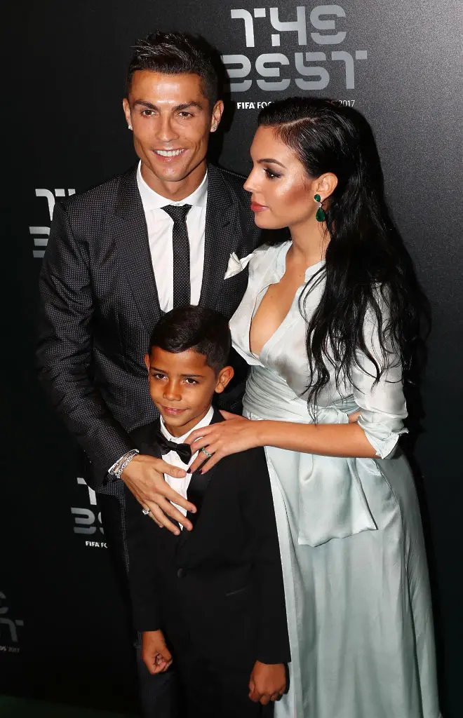 Кристиано Роналдо, неговият син Кристиано Роналдо Джуниър и Джорджина Родригес на футболните награди на ФИФА през 2017 г.