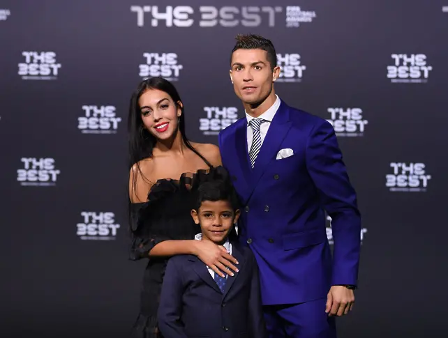 Кристиано Роналдо със сина си и Джорджина Родригес на "The Best FIFA Football Awards" през 2017 г.