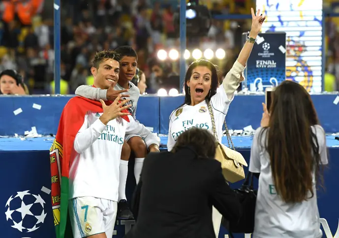 Кристиано Роналдо и Джорджина Родригес, празнувайки спечелването на финала на Шампионската лига между Реал Мадрид и Ливърпул през 2018 г. в Киев