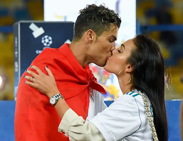Кристиано Роналдо и Джорджина Родригес, празнувайки спечелването на финала на Шампионската лига между Реал Мадрид и Ливърпул през 2018 г. в Киев