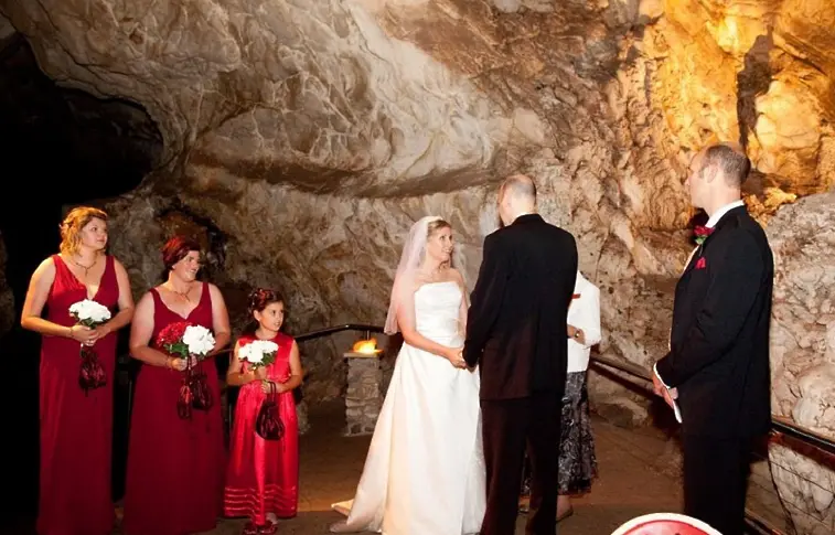 Вече 33 години правят сватби в Ягодинската пещера