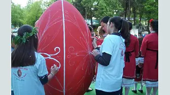 Атракция: Дървено яйце с човешки ръст ще бъде изрисувано на площада във Велинград