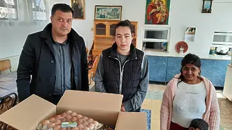 Областният управител дари яйца и козунаци на приюта в  „Св. Троица“ 