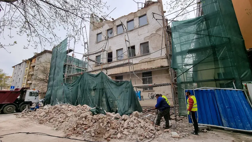 Фасада на сграда се срути върху улица в София (видео)