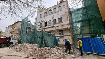 Фасада на сграда се срути върху улица в София (видео)