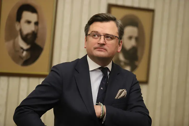 Кулеба пристигна в парламента за среща с Минчев