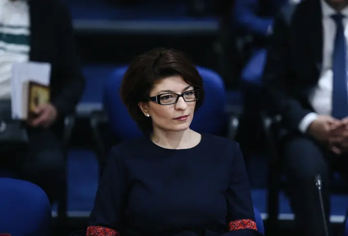 Атанасова: Кабинетът няма нито едно решение без трусове в парламента