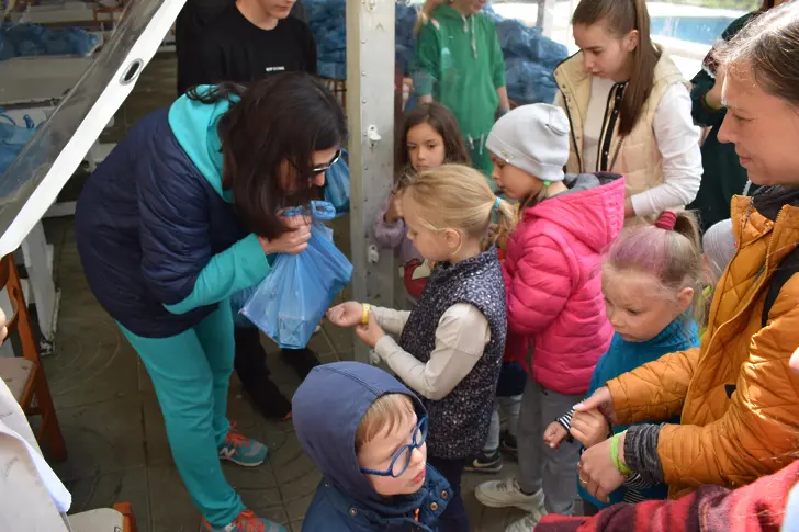 250 украински деца - бежанци получиха Великденски подаръци