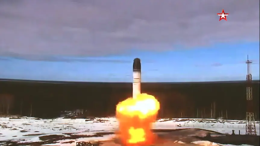 Русия изстреля успешно междуконтинентална балистична ракета „Сармат“ (видео)