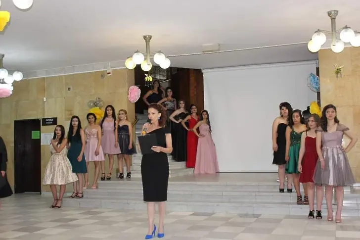 Ученици от Асеновград ушиха абитуриентски рокли за момичета в нужда 