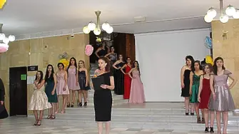 Ученици от Асеновград ушиха абитуриентски рокли за момичета в нужда 
