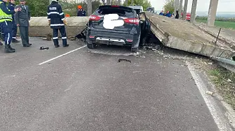 Двама души са затиснати в автомобила си от подпорна колона на АМ „Хемус“ (снимки)