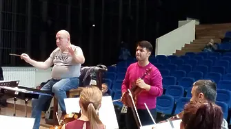 Робърт Лакатош и неговата цигулка Страдивари ще са гости на Симфониета Враца
