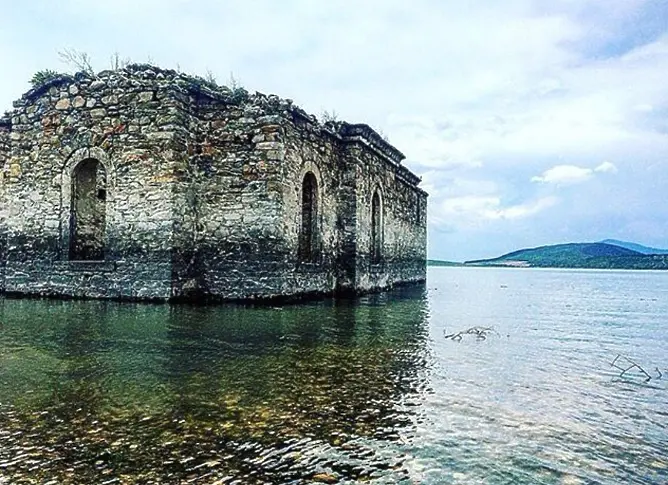 Потопената църква край яз. Жребчево