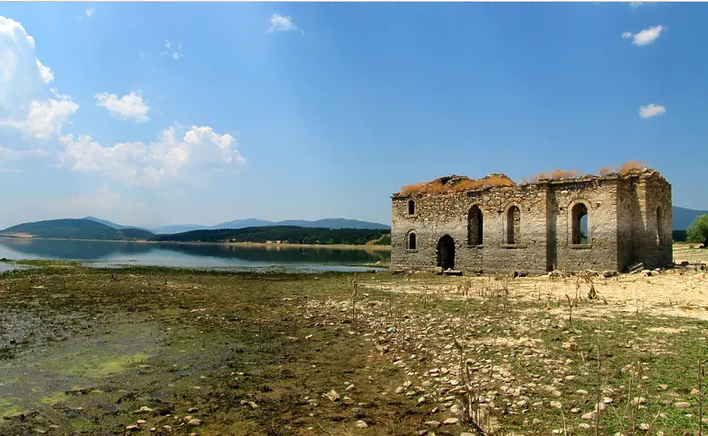 Потопената църква край яз. Жребчево