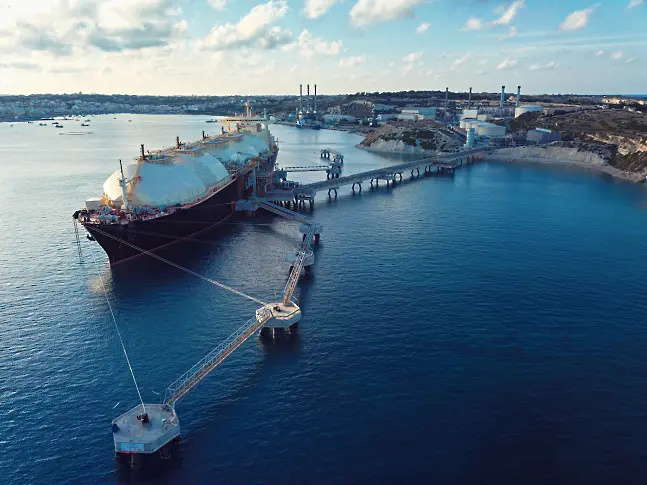 Супертанкер достави  американски петрол на Европа за пръв път от шест години