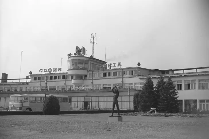 Летище София стана на 85 години (архивни снимки)