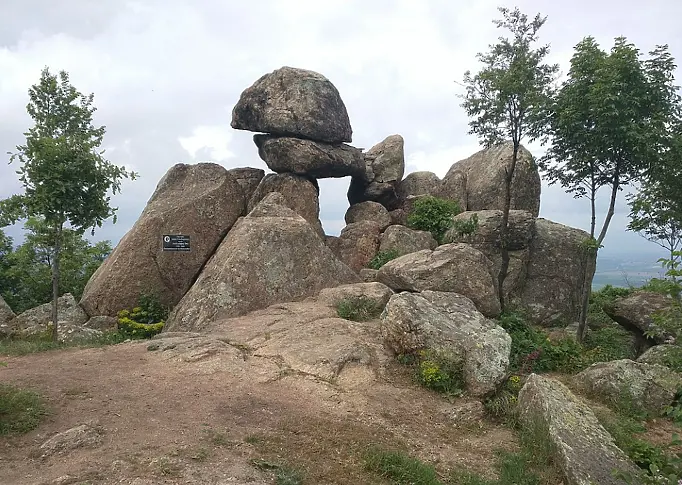 Мегалитът над село Бузовград