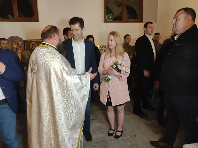 Премиерът Кирил Петков посрещна Великден в Царево 