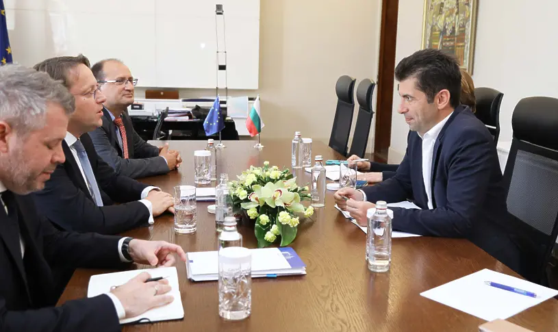 Петков обсъди с Вархеи диалога между България и РСМ