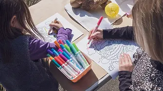 Терапевти да гледат децата, докато рисуват