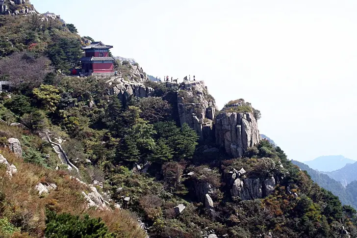 Китаец изкачи планински връх с парализираната си жена