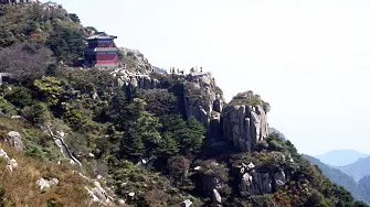 Китаец изкачи планински връх с парализираната си жена