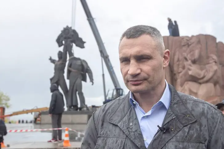 Кличко: Демонтираме съветския паметник „Приятелство на два народа“ и още други (снимки)