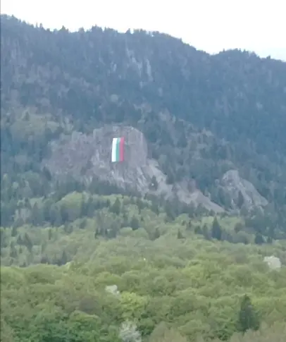 Доброволци и военни от Алпийския полк  разпънаха българския трибагреник на скала над Смолян 