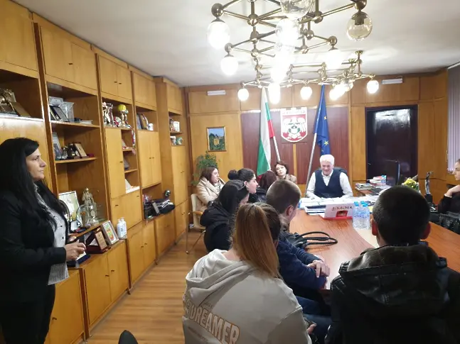 14 абитуриенти получиха еднократни финансови помощи от кмета на Дупница
